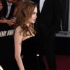 Angelina Jolie, fatale en Atelier Versace, a foulé le red carpet des Oscars avec assurance 