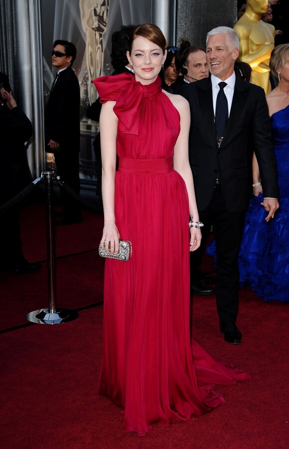 Emma Stone, sublime en framboise écrasée sur le tapis rouge des Oscars 2012. L'actrice a choisi Giambattista Valli pour briller.