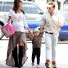 Alessandra Ambrosio accompagne sa fille à l'école à Los Angeles le 26 février 2012 avec son fiancé