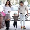 Alessandra Ambrosio prend plaisir à accompagner sa petite fille Anja à l'école, en compagnie de son fiancé Jamie Mazur. Santa Monica, le 28 février 2012