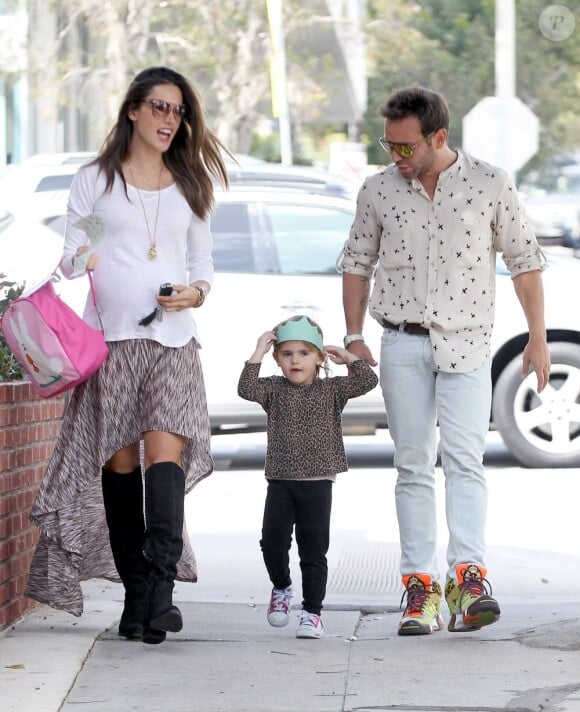 Alessandra Ambrosio prend plaisir à accompagner sa petite fille Anja à l'école, en compagnie de son fiancé Jamie Mazur. Santa Monica, le 28 février 2012