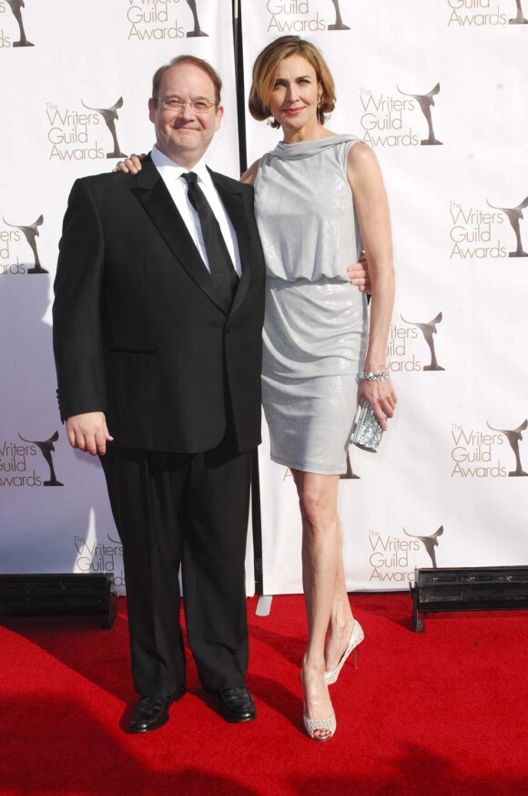 Marc Cherry et l'actrice Brenda Strong (voix off de Desperate Housewives) à Los Angeles, le 19 février 2012.
