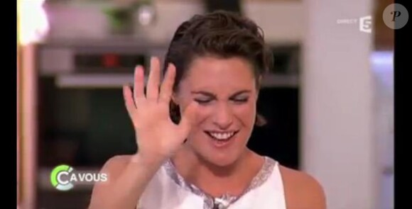 Alessandra Sublet découvre, lors de la 500 émission de C à vous, des images du casting qu'elle avait passé pour l'émission Morning Live