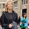 Claire Chazal arrive, souriante, au défilé Carven automne/hiver 2012/2013 à Paris