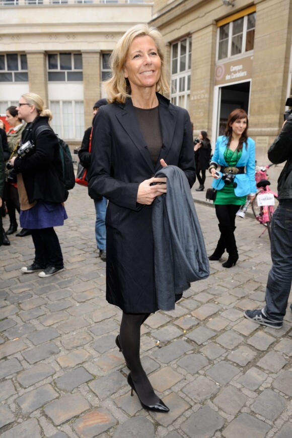 Claire Chazal arrive, souriante, au défilé Carven automne/hiver 2012/2013 à Paris