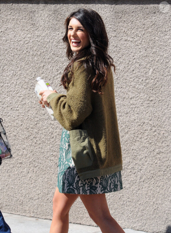 Shenae Grimes souriante sur le tournage de 90210 à Los Angeles, le 1er mars 2012