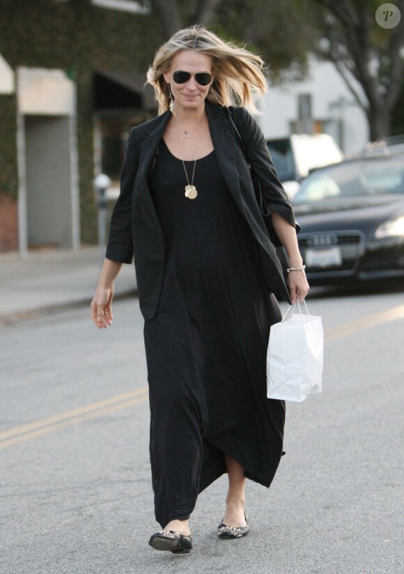 Molly Sims enceinte et rayonnante fait ses courses à Los Angeles, le 1er mars 2012