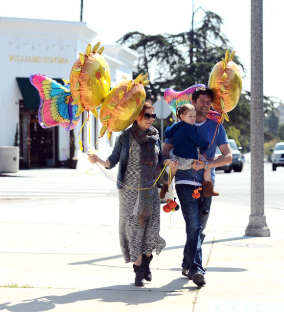 Alyson Hannigan, son époux Alexis Denisof, leur fille Satyana et de nombreux ballons, à Los Angeles le 3 mars 2012.