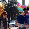 Alyson Hannigan, son époux Alexis Denisof et leur fille Satyana ont des ballons très colorés, à Los Angeles le 3 mars 2012.