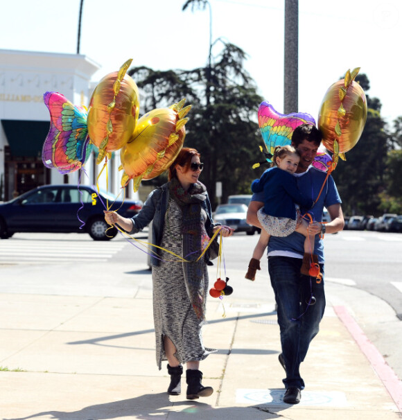 Alyson Hannigan, son époux Alexis Denisof et leur fille Satyana ont des ballons très colorés, à Los Angeles le 3 mars 2012.