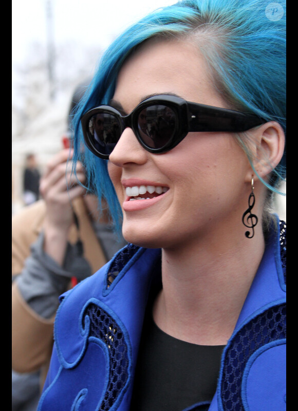 Katy Perry se rend au défilé Viktor & Rolf, à l'Espace Ephémère Tuileries, à Paris, le samedi 3 mars 2012.