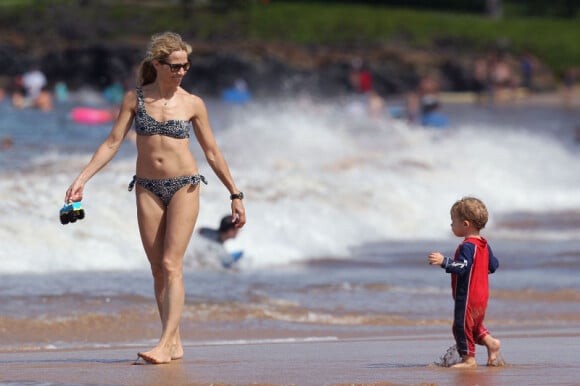 Sheryl Crow sur une plage de l'île de Maui avec son fils Levi, le 23 février 2012.