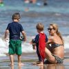 Sheryl Crow profite de vacances sur l'île de Maui avec ses fils Wyatt et Levi, le 23 février 2012.