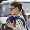 Natalie Portman porte son bébé, à la sortie de la synagogue de Santa Monica, à Los Angeles le 3 mars 2012.