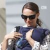 Natalie Portman porte son bébé, à la sortie de la synagogue de Santa Monica, à Los Angeles le 3 mars 2012.