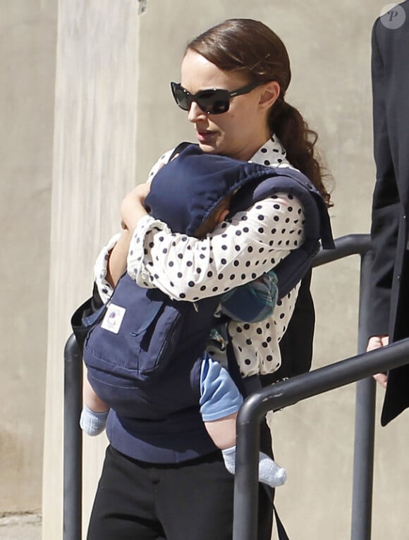 Natalie Portman porte son bébé Aleph, alors qu'elle sort de la synagogue de Santa Monica, à Los Angeles le 3 mars 2012.