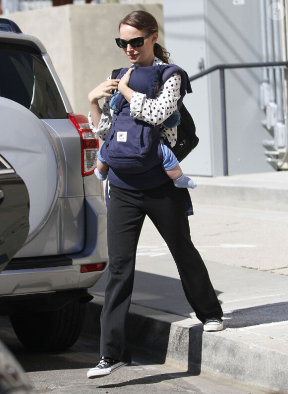 Natalie Portman porte son fils Aleph, à la sortie de la synagogue de Santa Monica, à Los Angeles le 3 mars 2012.
