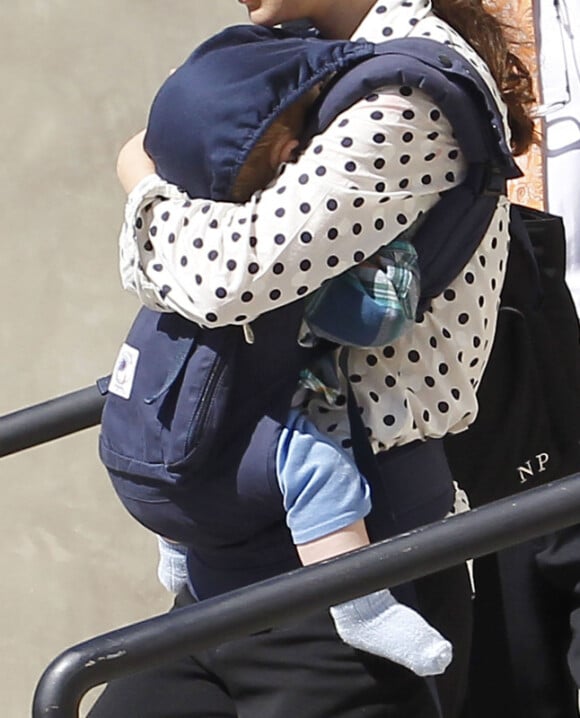 Natalie Portman est très attentive à son fils Aleph, à la sortie de la synagogue de Santa Monica, à Los Angeles le 3 mars 2012.