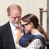 Natalie Portman porte son fils Alpeh, à la sortie de la synagogue de Santa Monica, à Los Angeles le 3 mars 2012.