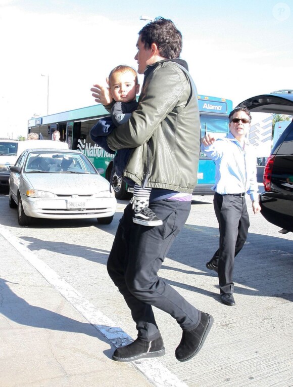 Orlando Bloom et son fils Flynn ne sont pas passés inaperçus à l'aéroport LAX de Los Angeles