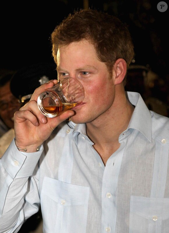 Après quelques punchs et en chemise locale, plus facile d'être détendu... Le prince Harry était en visite officielle dans les Caraïbes (Belize,  Bahamas, Jamaïque) début mars 2012, représentant la reine Elizabeth II à  l'occasion de son jubilé de diamant.