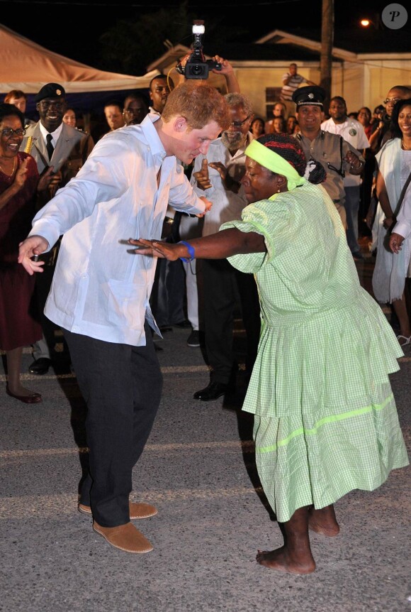 Le 2 mars 2012, à Belmopan, capitale du Belize, le prince Harry a dansé comme un fou ! Le prince Harry était en visite officielle dans les Caraïbes (Belize,  Bahamas, Jamaïque) début mars 2012, représentant la reine Elizabeth II à  l'occasion de son jubilé de diamant.