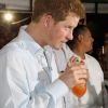 Après quelques punchs et en chemise locale, plus facile d'être détendu... Le prince Harry était en visite officielle dans les Caraïbes (Belize,  Bahamas, Jamaïque) début mars 2012, représentant la reine Elizabeth II à  l'occasion de son jubilé de diamant.