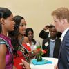 Les deux Miss Bahamas (Univers et Monde) se battent à Nassau pour les faveurs du prince Harry, toujours aussi chéri par la gent féminine.
Visite aux Bahamas les 4 et 5 mars 2012. Le prince Harry était en visite officielle dans les Caraïbes (Belize, Bahamas, Jamaïque) début mars 2012, représentant la reine Elizabeth II à l'occasion de son jubilé de diamant.