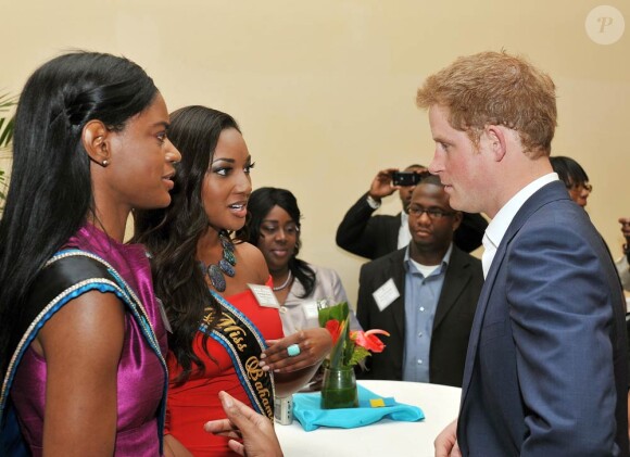 Les deux Miss Bahamas (Univers et Monde) se battent à Nassau pour les faveurs du prince Harry, toujours aussi chéri par la gent féminine.
Visite aux Bahamas les 4 et 5 mars 2012. Le prince Harry était en visite officielle dans les Caraïbes (Belize,  Bahamas, Jamaïque) début mars 2012, représentant la reine Elizabeth II à  l'occasion de son jubilé de diamant.