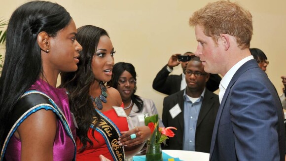 Prince Harry : Fêtard survolté au Belize et dragué par les Miss Bahamas à Nassau