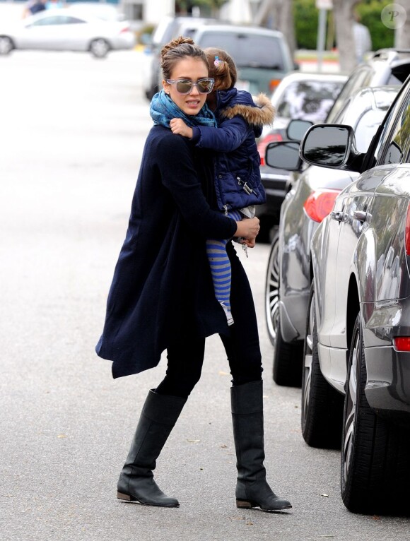 Jessica Alba dans les rues de Los Angeles le 6 mars 2012