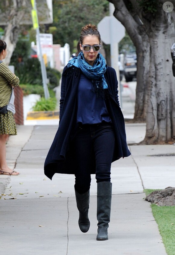 Jessica Alba dans les rues de Los Angeles le 6 mars 2012