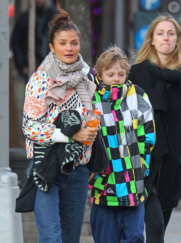 Helena Christensen, son fils Mingus et une amie dans les rues de New York le 7 mars 2012.