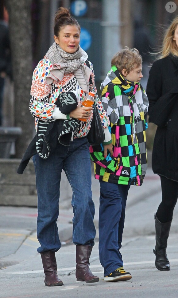 Helena Christensen, son fils Mingus et une amie dans les rues de New York le 7 mars 2012.
