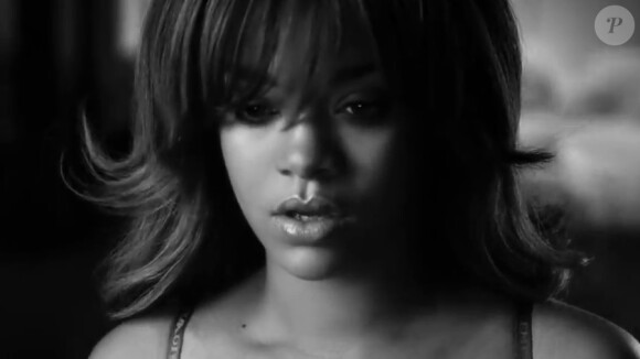 Rihanna, sexy et captivante, dans le dernier spot de pub Armani Jeans