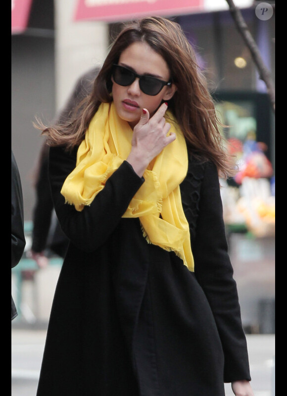 Jessica Alba se promène dans les rues de New York avec une amie le 9 mars 2012