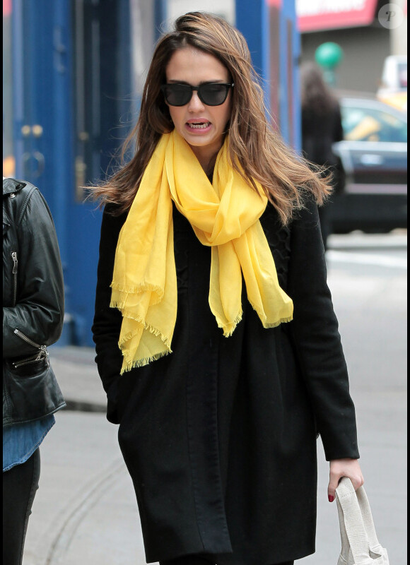 Jessica Alba se promène dans les rues de New York avec une amie le 9 mars 2012