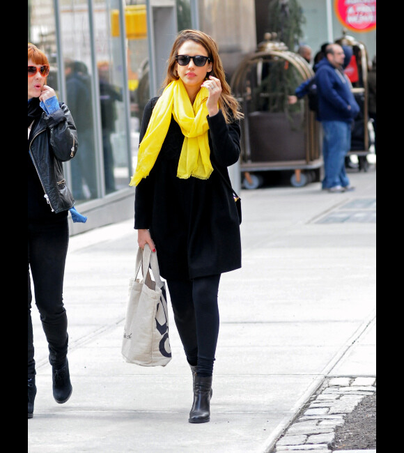 Jessica Alba dans les rues de Manhattan à New York le 9 mars 2012
