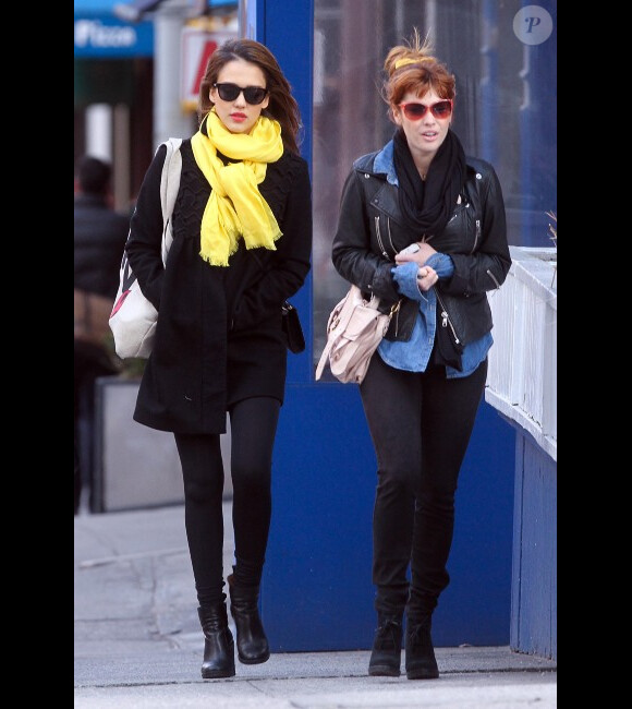 Jessica Alba en compagnie de son amie Lauren dans les rues de Manhattan à New York le 9 mars 2012