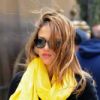 Jessica Alba : Le vent a beau la décoiffer, elle reste divine dans les rues de Manhattan à New York le 9 mars 2012