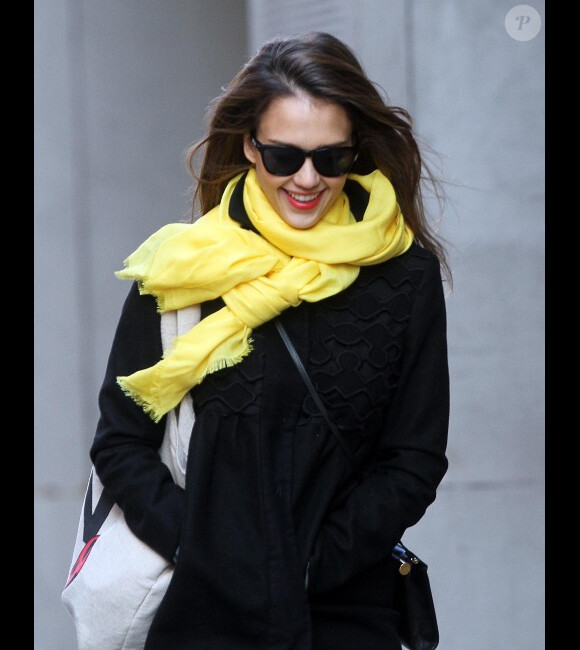 Jessica Alba : souriante et épanouie dans les rues de Manhattan à New York le 9 mars 2012