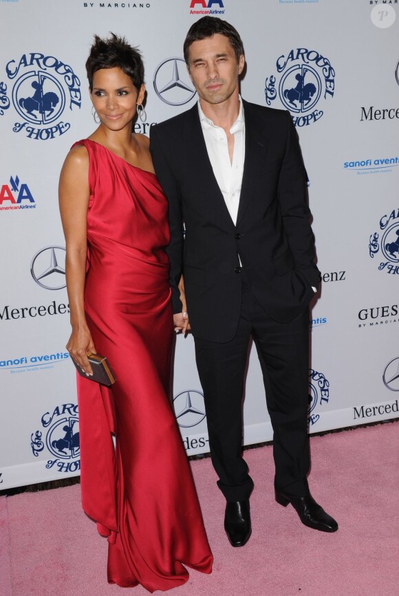 Olivier Martinez et Halle Berry, amoureux, sont bel et bien fiancés !