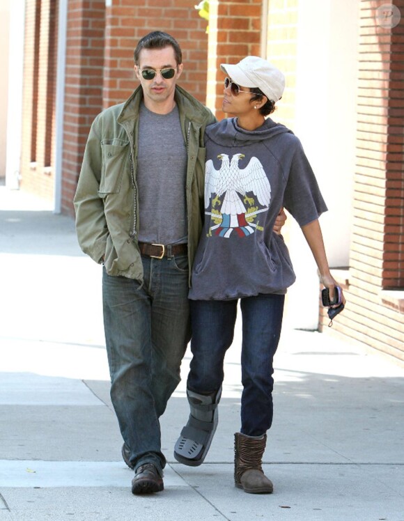 Exclusif : Olivier Martinez accompagne sa chérie Halle Berry dans un cabinet médical à Los Angeles, le 2 mars 2012