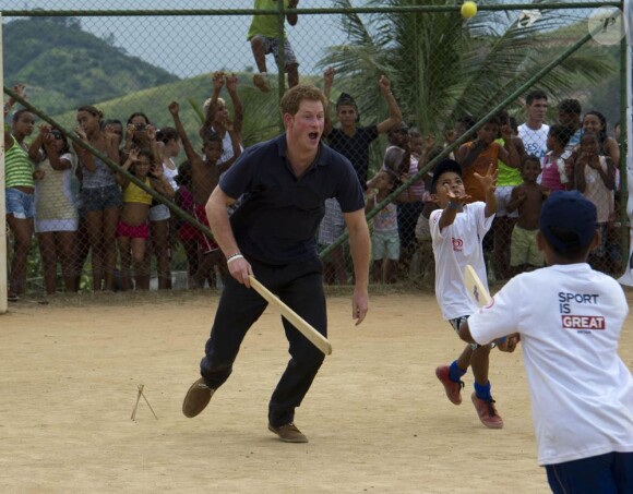Le prince Harry visite la favela du "Complexo do Alemao", à Rio de Janeiro, lors de son voyage officiel au Brésil. 10 mars 2012