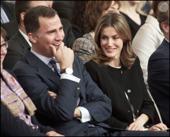 Felipe d'Espagne et son épouse Letizia, toujours très complices et étonnamment dissipés, lors de l'événement "Trésors vivants de la télévision espagnole", le 6 mars 2012.