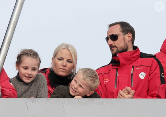 La princesse Mette-Marit de Norvège assistait le 11 mars 2012, en famille, au concours de saut à skis de la Coupe du monde à Holmenkollen.