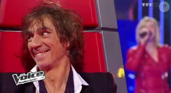 Louis Bertignac pendant la prestation de Blandine dans The Voice, samedi 25 février 2012 sur TF1