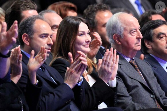 Carla Bruni, entre Jean-François Copé et Édouard Balladur, au meeting de Nicolas Sarkozy à Villepinte, le 11 mars 2012.