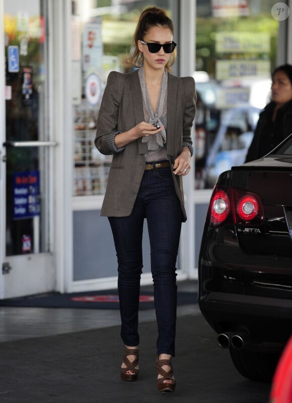 Jessica Alba dans les rues de Los Angeles le 14 mars 2012