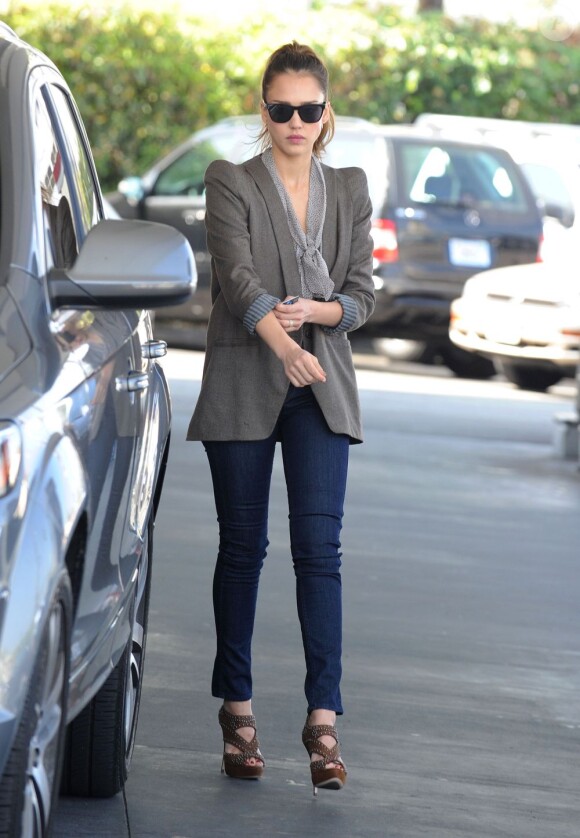 Jessica Alba lookée pour aller travailler. Le 14 mars 2012 à Los Angeles 